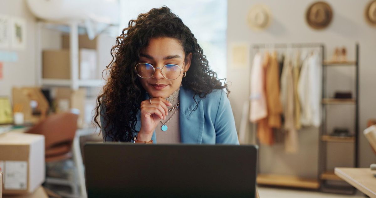 Pessoa pesquisando informações em um computador para localizar alguém