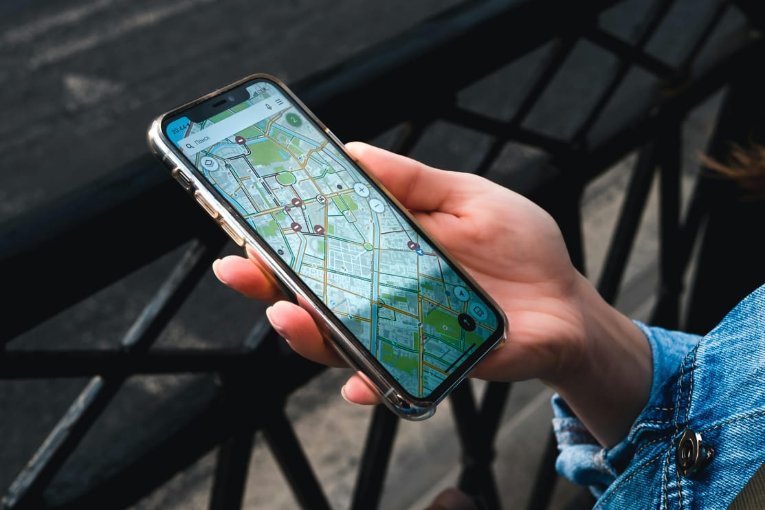 Dispositivo de rastreamento GPS sendo instalado de forma velada em veículo para segurança de frota