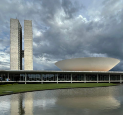 Consultoria de inteligência política analisando documentos públicos e diários oficiais